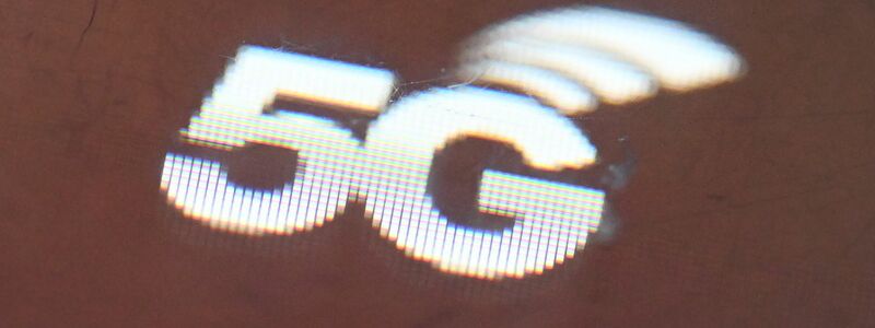 Auf dem Bildschirm eines mobilen Routers erscheint das Logo des Mobilfunknetzes 5G. - Foto: Bernd Weißbrod/dpa