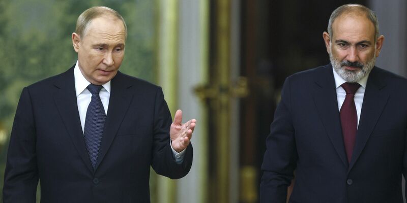 Das Verhältnis zwischen Kremlchef Wladimir Putin und Armeniens Premier Nikol Paschinjan gilt als gespannt. (Archivbild) - Foto: Sergei Ilnitsky/POOL EPA/AP/dpa