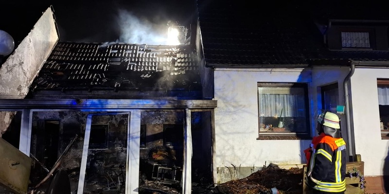 FW-ROW: Brennender Wintergarten in Rhade - Foto: presseportal.de