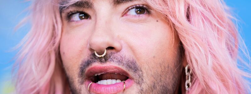 Tokio-Hotel-Frontmann Bill Kaulitz zeigte in einer Instagram-Story seine gepackten Luxuskoffer, darunter ein Notfallset des Roten Kreuzes und zwei Walkie-Talkies. (Archivbild) - Foto: Christoph Soeder/dpa