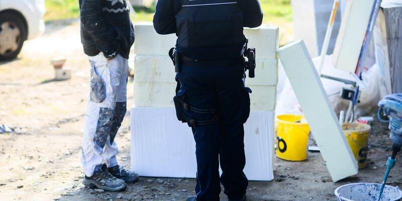 Die Steuer- und Abgabenlast sind aus Sicht von Experten der Hauptgrund dafür, dass Schwarzarbeit für viele Menschen in Deutschland attraktiv ist. - Foto: Julian Stratenschulte/dpa