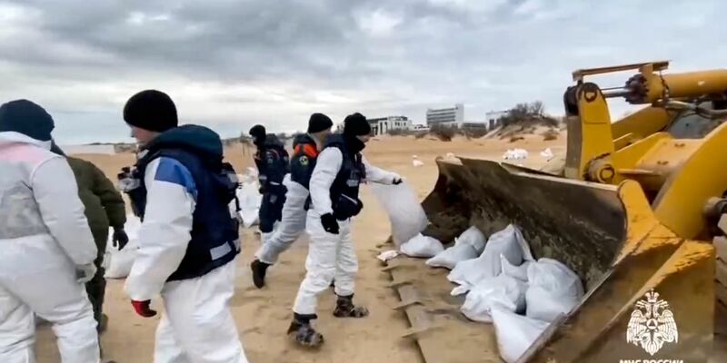 Immer noch sind Tausende Freiwillige mit der Reinigung von Stränden beschäftigt, weil fortdauernd neues Schweröl in Russland an die Küsten gespült wird. (Archvibild) - Foto: Uncredited/Russian Emergency Ministry Press/AP/dpa