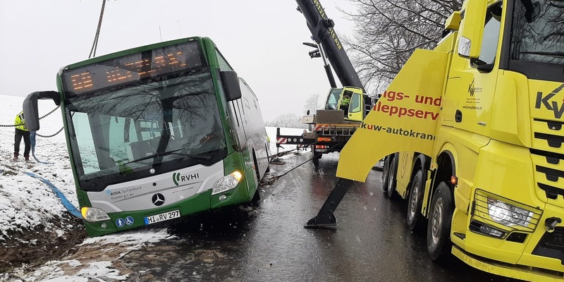 POL-HI: Linienbus kommt von schneeglatter Fahrbahn ab und wird geborgen - Foto: presseportal.de