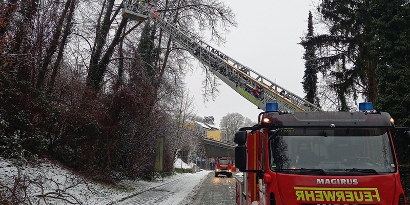FW-EN: Feuerwehr wegen Schneewetterlage dauerhaft im Einsatz! - 27 Einsätze für Feuerwehr und THW-Wache bis zum Abend besetzt - Foto: presseportal.de