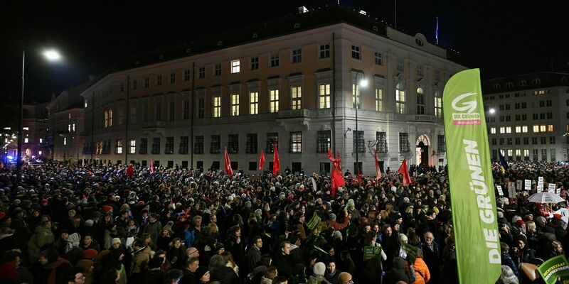 Teilnehmerinnen warnen vor der russlandfreundlichen und rechten Politik der FPÖ. - Foto: Helmut Fohringer/apa/dpa