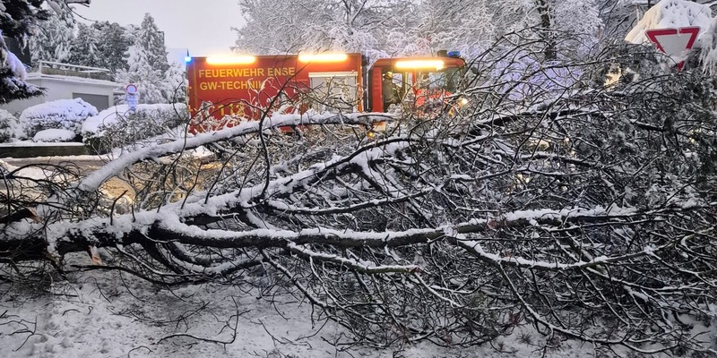 FW Ense: Wintereinbruch im Kreis Soest / Feuerwehr Ense am Nachmittag im Dauereinsatz - Foto: presseportal.de