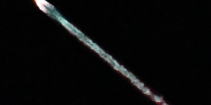 Starlink-Satelliten des Tech-Milliardärs Elon Musk werden laut Meldestelle CENAP immer wieder fälschlicherweise für Ufos gehalten, wenn sie kurz nach dem Start in Erdnähe Richtung All fliegen. (Archivfoto) - Foto: Gene Blevins/ZUMA Press Wire/dpa