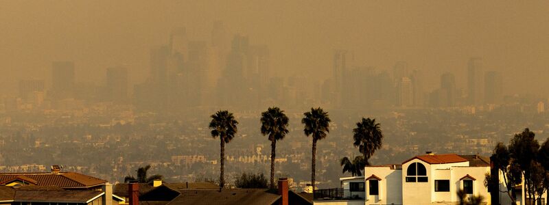 Die ganze Skyline von Los Angeles war von Rauch umgeben. - Foto: Etienne Laurent/AP/dpa