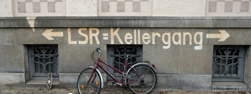 Der Schriftzug «LSR Kellergang» steht an der Fassade eines Wohnhauses im Leipziger Stadtteil Schleußig. «LSR» bedeutet Luftschutzraum. Der Hinweis für die Zivilbevölkerung war ab dem Jahr 1944 in deutschen Städten an den Häusern zu sehen. (Archivfoto) - Foto: Sebastian Willnow/dpa-Zentralbild/dpa