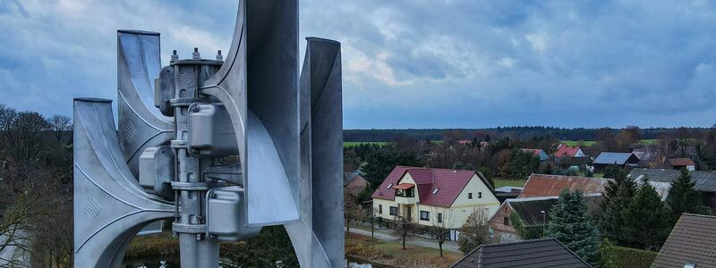 Sirenen für die Warnung der Bevölkerung - wie hier in einem Dorf in Brandenburg - gibt es nicht überall in Deutschland. Allerdings sind in den vergangenen Jahren vielerorts neue Sirenen installiert beziehungsweise alte Sirenen repariert und teilweise modernisiert worden. (Archivfoto) - Foto: Patrick Pleul/dpa