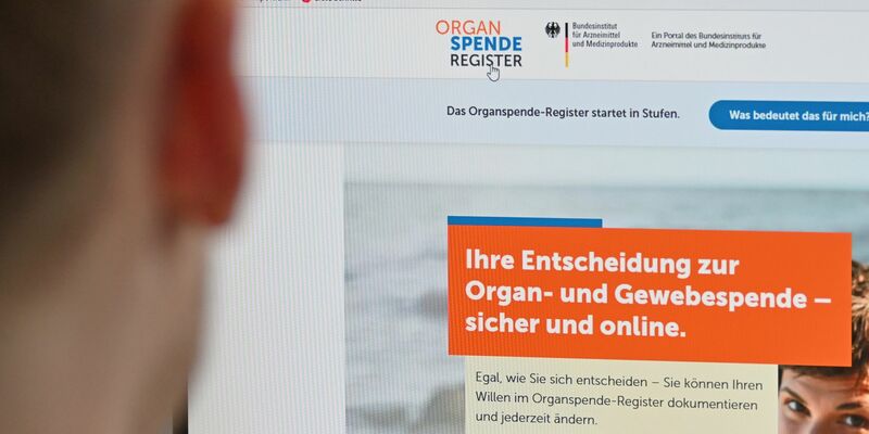 Die Zahl der Organspenden verharrt in Deutschland auf niedrigem Niveau, wie die Deutsche Stiftung Organtransplantation mitteilte (Archivbild). - Foto: Anna Ross/dpa