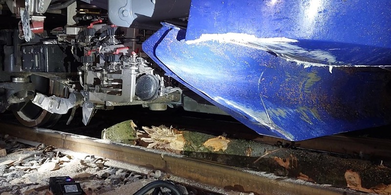 Bundespolizeidirektion München: Bahnbetriebsunfall auf der Strecke Weilheim-Dießen am Ammersee/ Regionalbahn kollidiert mit umgestürztem Baum - Foto: presseportal.de