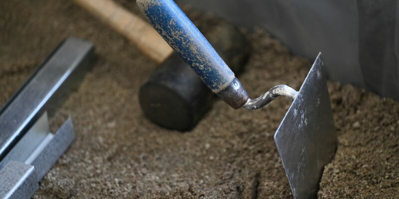 Nachfolgelücke in mittelständischen Firmen wächst (Symbolbild) - Foto: Arne Dedert/dpa