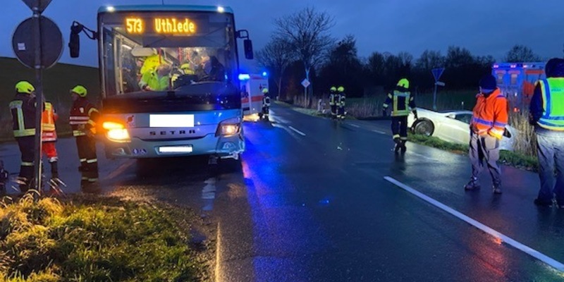 POL-CUX: Verkehrsunfall mit Schulbus zwischen Rechtebe und Wurthfleth - Mehrere Kinder leicht verletzt - trotz dessen noch Glück im Unglück (Foto im Anhang) - Foto: presseportal.de