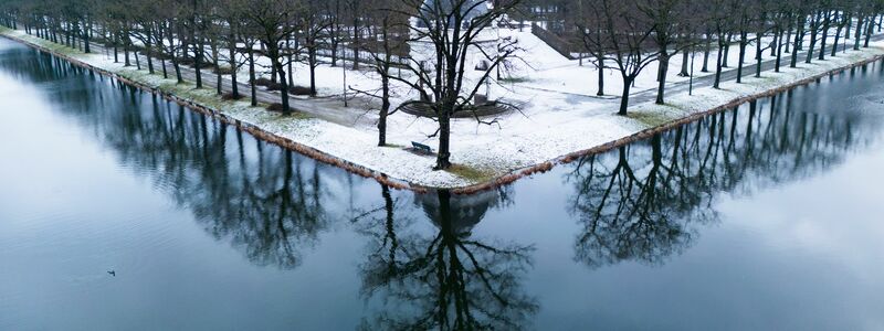 Räumfahrzeuge hatten viel zu tun. # - Foto: Julian Stratenschulte/dpa