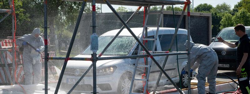 Auch über Fahrzeuge, Geräte, Schuhe und Kleidung kann das Virus verbreitet werden. (Symbolbild) - Foto: Melissa Erichsen/dpa