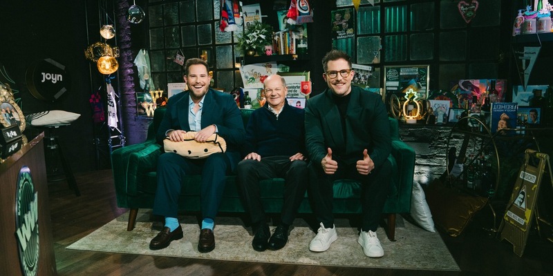 Benni Wolter Olaf Scholz Dennis Wolter World Wide Wohnzimmer - Foto: Joyn/Felix Görgens, presseportal.de