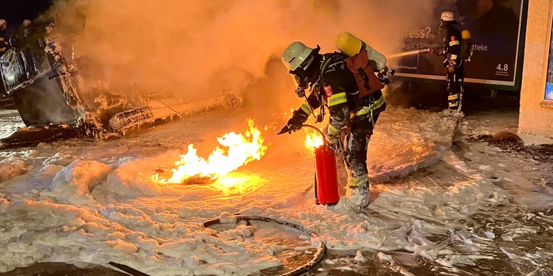 FW-M: Fahrzeugbrand erfordert ungewöhnliche Maßnahmen (Pasing-Obermenzing) - Foto: presseportal.de