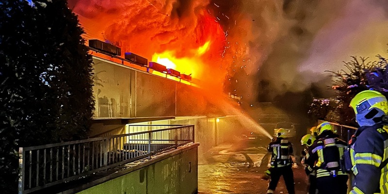FW-NE: Wohnungsbrand fordert mehrere Löschzüge | Mehrfamilienhaus vorübergehend unbewohnbar - Foto: presseportal.de