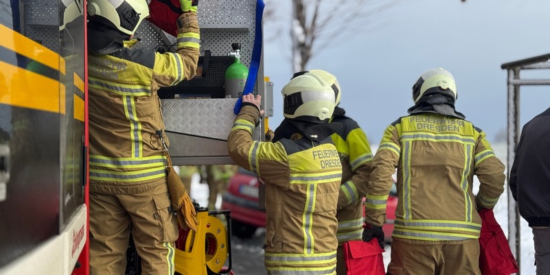FW Dresden: Schwerer Verkehrsunfall: Pkw prallt gegen Baum - Fahrer eingeklemmt - Foto: presseportal.de