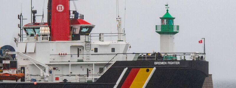 Ein Tanker mit vermutlich 99.000 Tonnen Öl an Bord treibt vor Rügen manövrierunfähig in der Ostsee. Öl ist bislang nicht ausgetreten. Es soll in einen Hafen geschleppt werden. (Archivbild) - Foto: Stefan Sauer/dpa