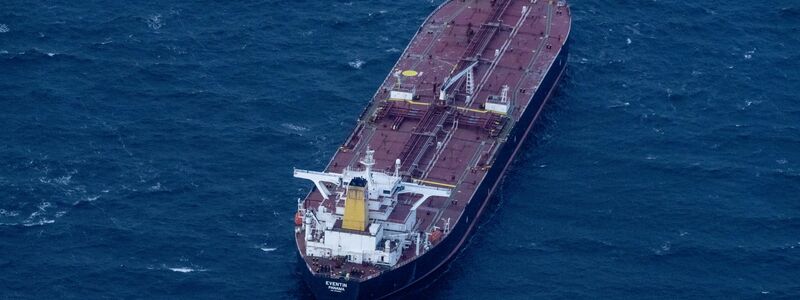 Der auf der Ostsee vor Rügen havarierte Öltanker «Eventin» wird von Schiffen der Einsatzkräfte gesichert. - Foto: Stefan Sauer/dpa