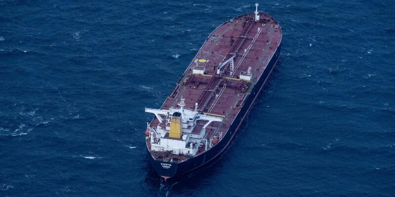 Die Lage am havarierten Öltanker «Eventin» ist kompliziert - Grund ist ein Sturm über der Ostsee. Zusätzliche Schiffe und ein Spezialistenteam wurden zu dem Tanker geschickt. - Foto: Stefan Sauer/dpa