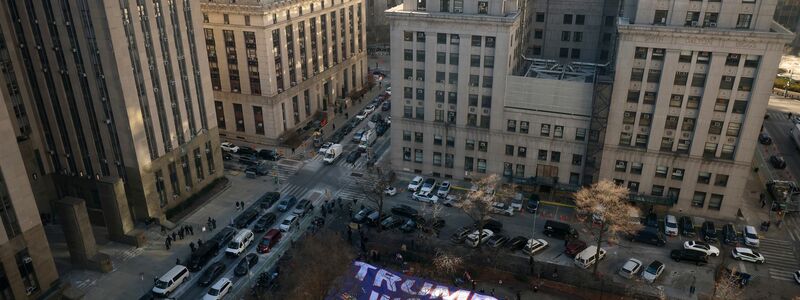 Unterstützer Trumps versammelten sich vor dem Gerichtsgebäude in New York.  - Foto: Yuki Iwamura/FR171758 AP/AP/dpa