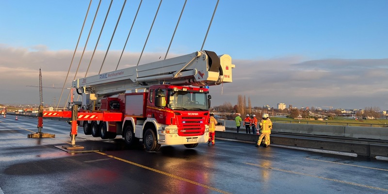 FW-LEV: Eisiger Feuerwehreinsatz auf der Autobahnbrücke Leverkusen - Foto: presseportal.de