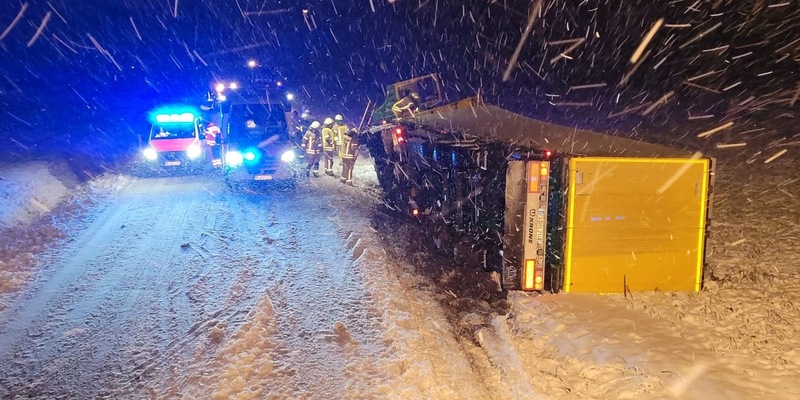 FW Helmstedt: Umgestürzter LKW auf Landstraße infolge Wintereinbruch - Foto: presseportal.de