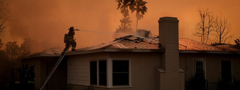 Im Dauereinsatz: Ein Feuerwehrmann versucht, ein Wohnhaus vor den Flammen des «Eaton Fire» zu bewahren. - Foto: Eric Thayer/AP/dpa