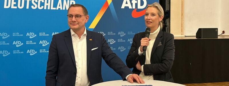 Im AfD-Spitzenduo tritt Co-Chef Tino Chrupalla (l.) einen Schritt zurück für Alice Weidel, die von der Partei als Kanzlerkandidatin im Bundestagswahlkampf ins Rampenlicht gerückt wird.  - Foto: Jörg Ratzsch/dpa