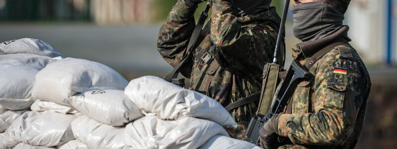 Heimatschützer bei der Bundeswehr-Übung «Fishtown Guard 2024» - Foto: Focke Strangmann/dpa