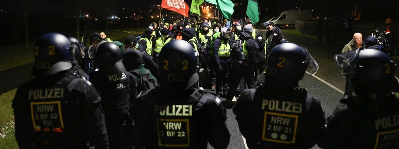 In Riesa haben die Proteste gegen den AfD-Parteitag begonnen. - Foto: Jan Woitas/dpa