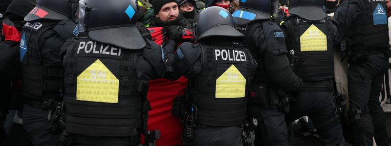 Polizisten stoppen eine Demonstration gegen den Bundesparteitag der AfD.  - Foto: Jan Woitas/dpa