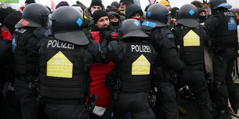 Die Polizei war in Riesa mit einem Großaufgebot vor Ort (Archivbild). - Foto: Jan Woitas/dpa