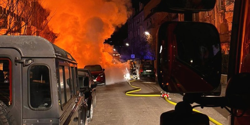 FW-M: Mehrere Pkw in Flammen (Bogenhausen) - Foto: presseportal.de