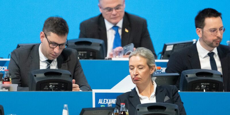 Am zweiten Tag gelangen die Delegierten der AfD ohne Probleme zum Parteitagsgelände in Riesa. Am Vortag gab es Protestaktionen und Blockaden in der sächsischen Stadt. - Foto: Sebastian Kahnert/dpa