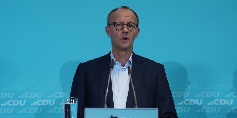 Auf die Frage nach Koalitionsoptionen weicht Unionskanzlerkandidat Merz aus. - Foto: Marcus Brandt/dpa