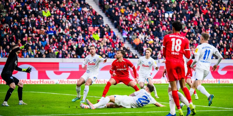Traf per Freistoß zum 2:0 für Freiburg: Kapitän Christian Günter (l.). - Foto: Tom Weller/dpa