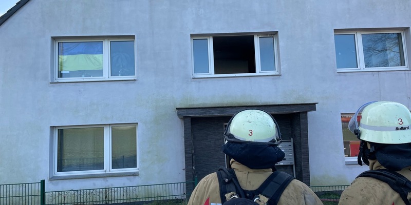 FF Bad Salzuflen: 14 Menschen bei Wohnungsbrand in Breden betroffen / Feuerwehr Bad Salzuflen ist mit 50 Einsatzkräften in der Heldmannstraße im Einsatz - Foto: presseportal.de