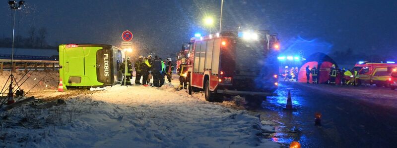 Zum Zeitpunkt des Unfalls herrschten winterliche Straßenverhältnisse. - Foto: Stefan Csevi/dpa