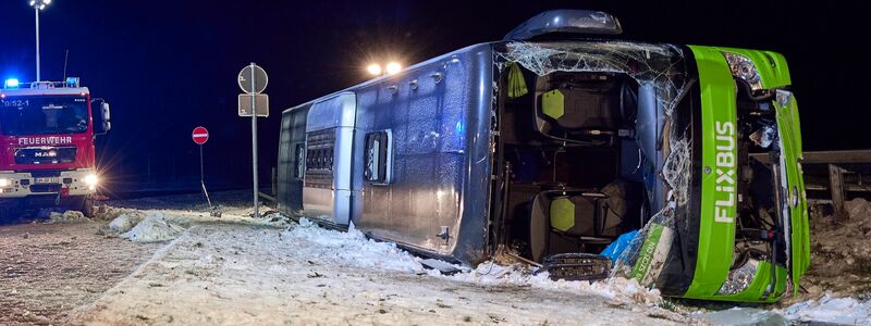 Der Bus kam auf der Seite zum liegen. - Foto: Michael Ukas/dpa