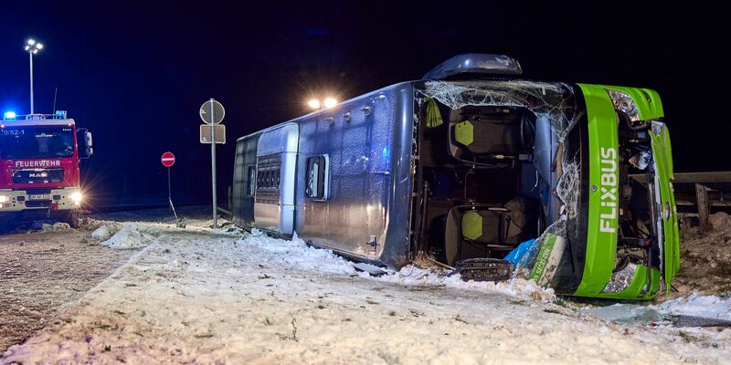 Ein Reisebus auf dem Weg nach Polen kippt auf der A11 auf die Seite. Zwei Menschen sterben. (Foto aktuell) - Foto: Michael Ukas/dpa