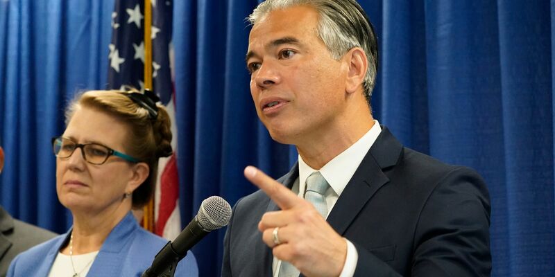 Der kalifornische Generalstaatsanwalt Rob Bonta will rigoros gegen Preiswucher, Betrügereien und Plündereien rund um die Feuerkatastrophe von Los Angeles vorgehen. (Archivbild) - Foto: Eric Risberg/AP/dpa