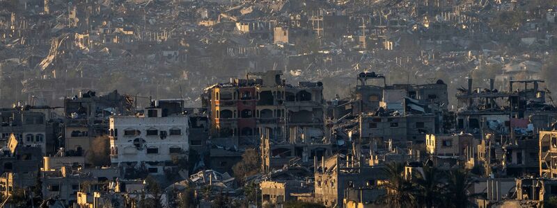 Zerstörte Gebäude sind im Gazastreifen zu sehen. (Archivbild) - Foto: Ariel Schalit/AP/dpa