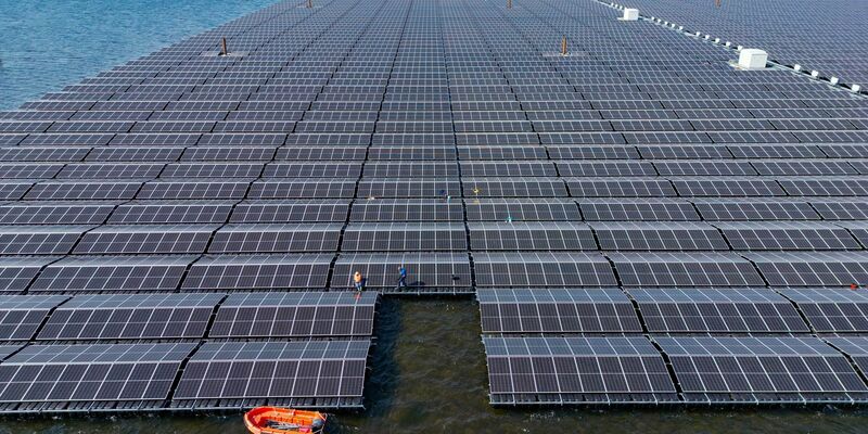Für einen möglichen Einsatz von schwimmenden Photovoltaik-Anlagen auf der Nordsee ist laut Experten noch Forschung nötig. (Archivbild)  - Foto: Patrick Pleul/dpa