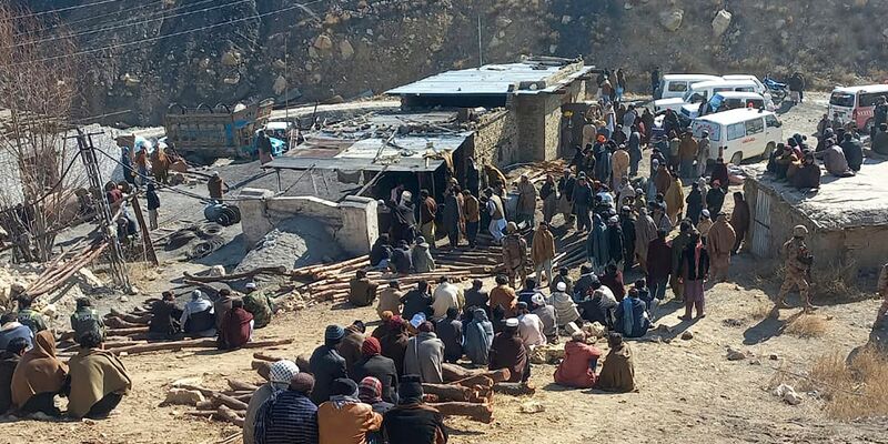 Anwohner versammeln sich und bangen nach dem Grubenunglück in Pakistan. - Foto: -/AP/dpa