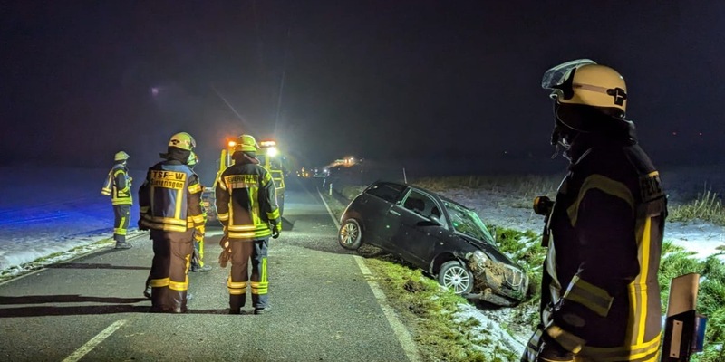 FW Ense: PKW nach Ausweichmanöver im Graben - Foto: presseportal.de