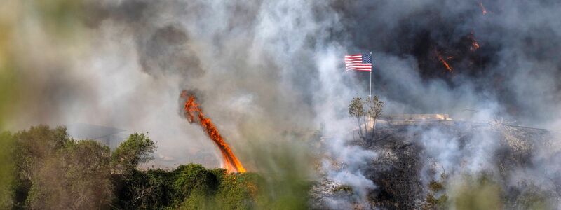 Eine amerikanische Flagge weht über einem Teil des Mandeville Canyon - Foto: Mark Edward Harris/ZUMA Press Wire/dpa